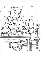 coloriage petit ours brun decore des oeufs de paques avec sa maman